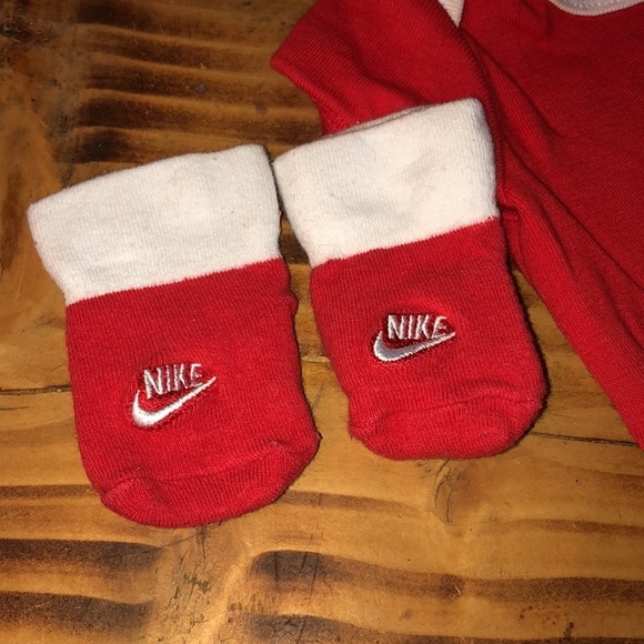 Nike Infant onesie set red and white baby set hat gloves and bodysuit 0-6M - Picture 3 of 6